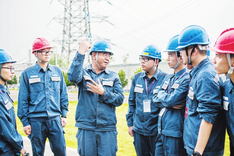 廣東電網(wǎng)東莞供電局變電管理二所檢修一班副班長何滿棠：“以匠人之心，守一畝三分地”