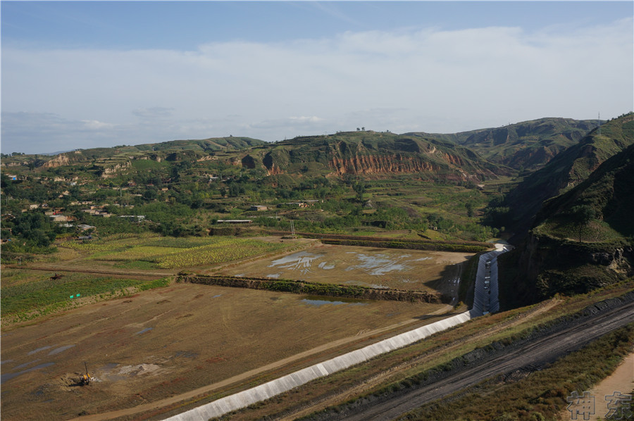 煤矸石填溝造地，千畝溝壑變良田