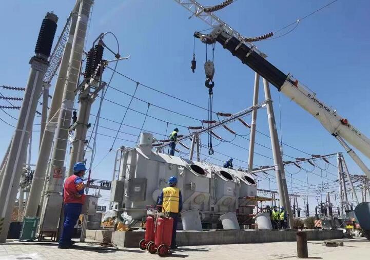 吊罩成功！主變大修工程為“綠色電”保駕護(hù)航