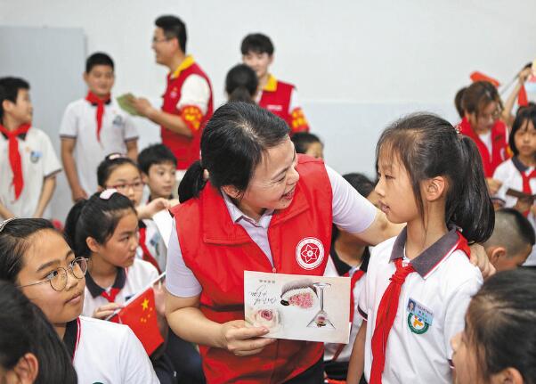 浙江永嘉縣紅十三愛心社25年，幫助4630名貧困學(xué)生