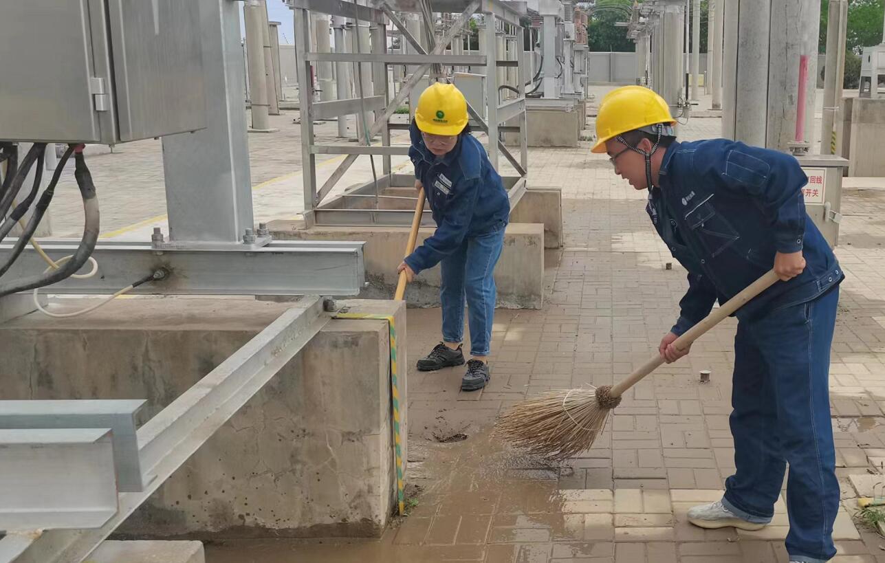 戈壁有雨，阿電人全力出擊保供電