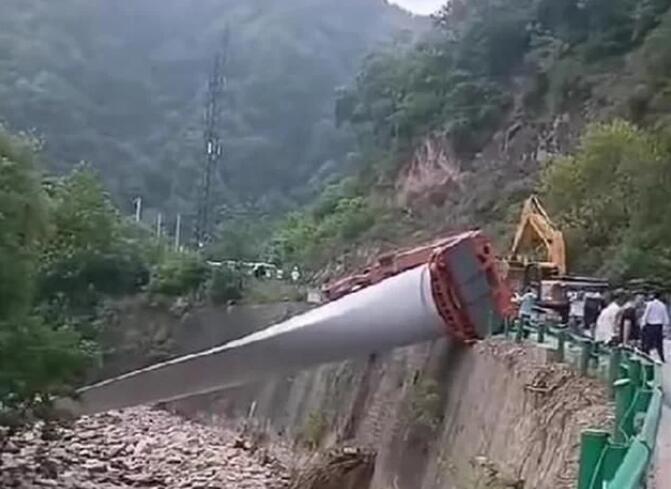 陜西寶雞隴縣：80米風(fēng)電扇葉運(yùn)輸車歪倒，正救援