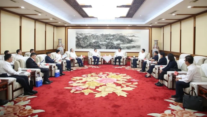 宋海良與內蒙古自治區(qū)黨委常委、呼和浩特市委書記包鋼座談