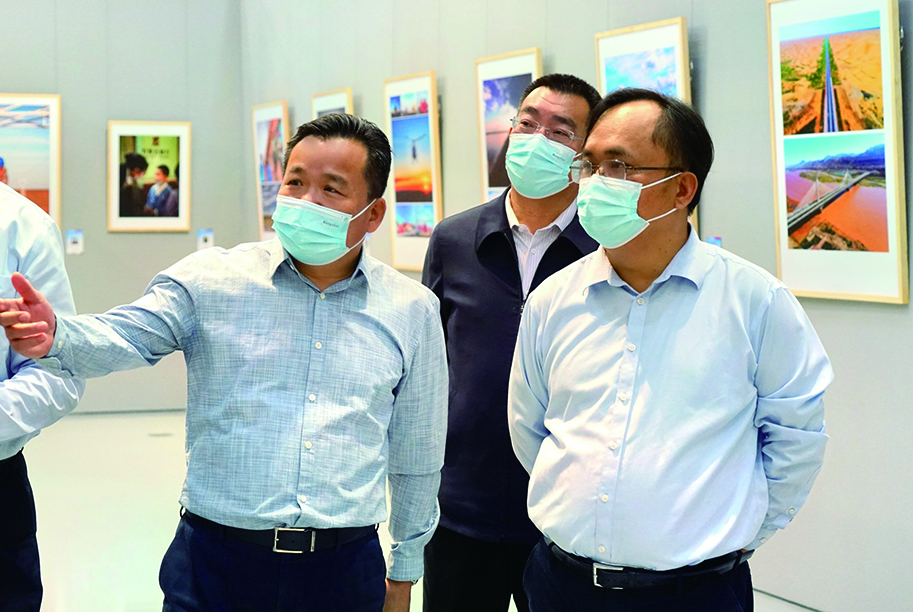 許振山、賈振國(guó)一行參觀“喜迎二十大 奮進(jìn)新征程”書法美術(shù)攝影展
