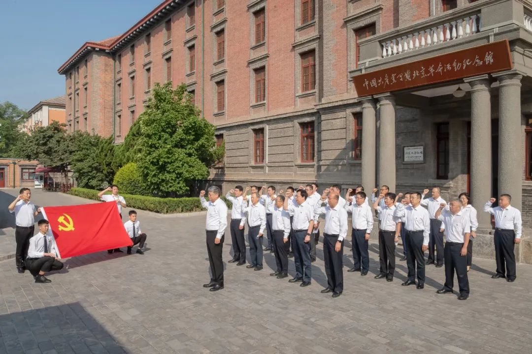 國(guó)家能源集團(tuán)黨組成員集體參觀學(xué)習(xí) “光輝偉業(yè)、紅色序章”主題展覽