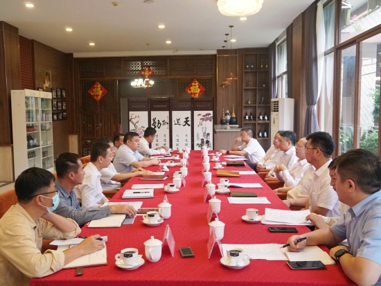 中國電建黨委常委、副總經(jīng)理徐鵬程與海南萬寧市委書記蓋文啟、市長王三防座談