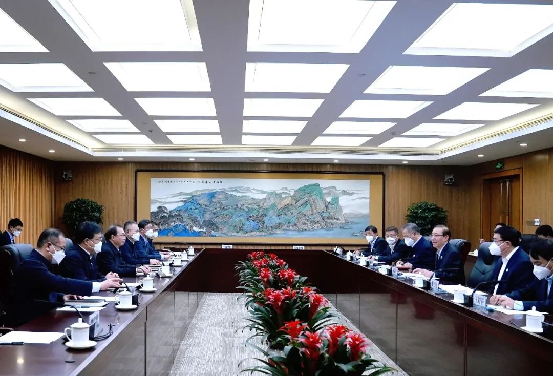 華電集團(tuán)董事長江毅、總經(jīng)理葉向東與國家電網(wǎng)董事長辛保安、總經(jīng)理張智剛舉行會(huì)談