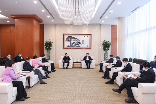 溫樞剛鄧建玲會(huì)見鄂爾多斯市委書記李理、市長(zhǎng)杜匯良