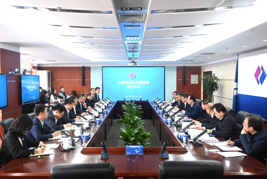 中國電建黨委書記、董事長(zhǎng)丁焰章與中國誠通集團(tuán)黨委書記、董事長(zhǎng)朱碧新會(huì)談