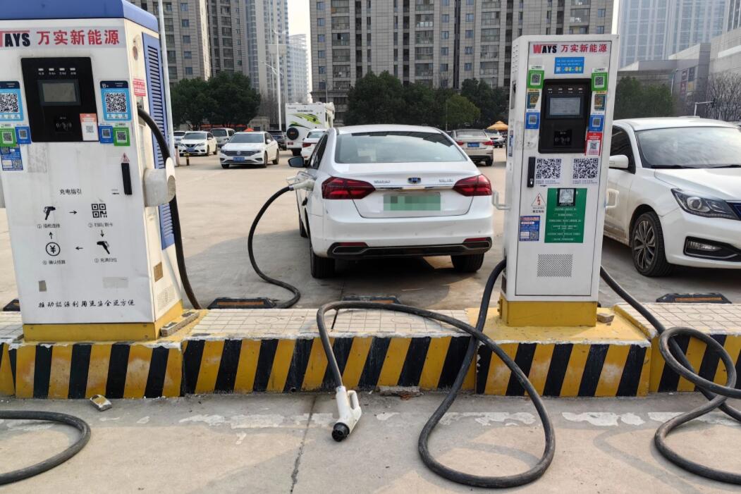 新能源車充電槍被扔積水中，對“城市家電”需多加愛護