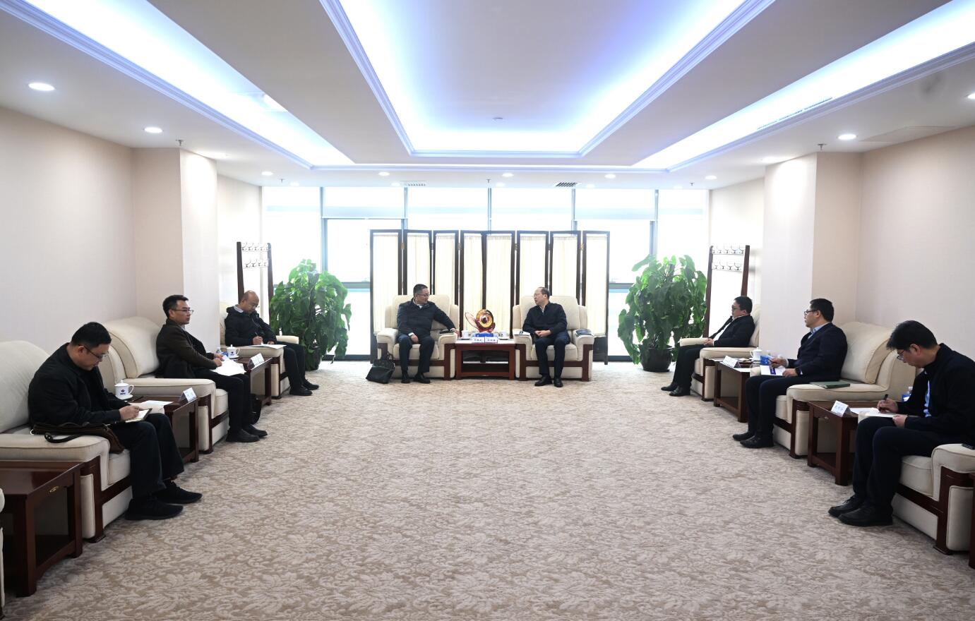 中國電建黨委常委、副總經(jīng)理徐鵬程與西藏開發(fā)投資集團(tuán)黨委書記、董事長(zhǎng)祁騰武會(huì)談