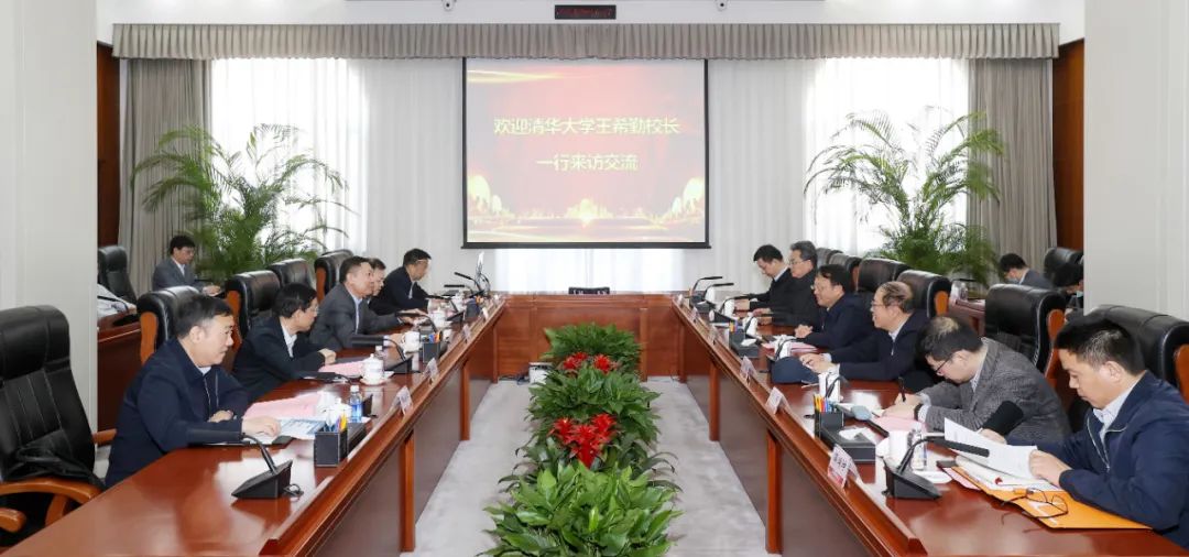 顧軍與清華大學(xué)黨委副書記、校長(zhǎng)王希勤會(huì)談