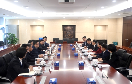 中國電建黨委常委、副總經(jīng)理王小軍與中國華電集團(tuán)黨組成員、副總經(jīng)理李旭紅會(huì)談