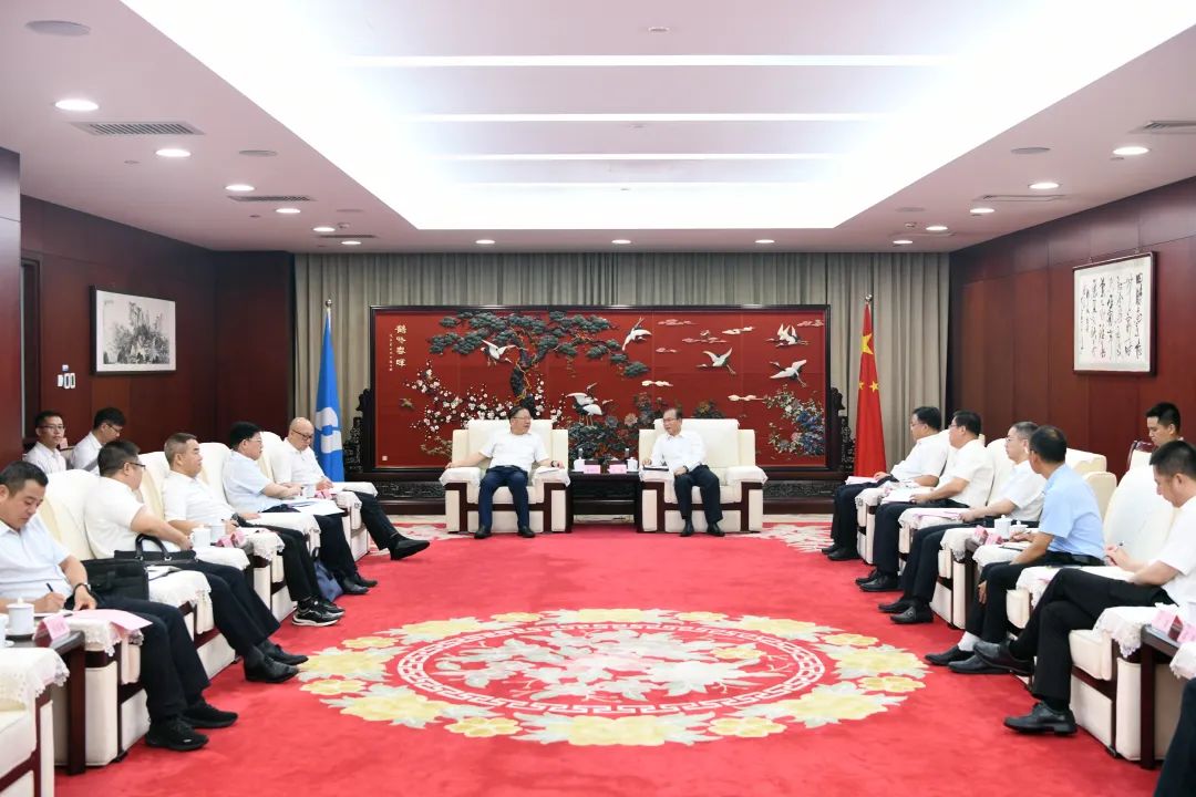 江毅與廣西壯族自治區(qū)人民政府黨組成員、國資委黨委書記秦如培舉行會談