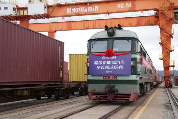 國產(chǎn)新能源汽車，坐火車“出?！?