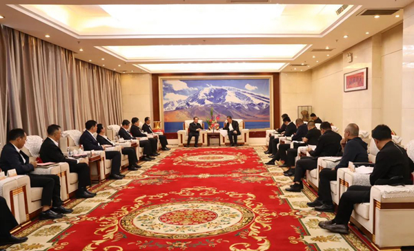 華電集團(tuán)黨組書記、董事長江毅與喀什地委副書記、行署專員艾尼瓦爾·吐爾遜舉行會(huì)談