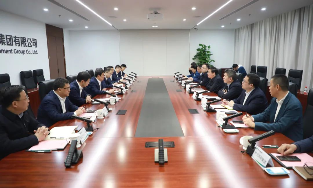 中國(guó)電氣裝備黨委書記、董事長(zhǎng)白忠泉會(huì)見上海市靜安區(qū)委書記于勇