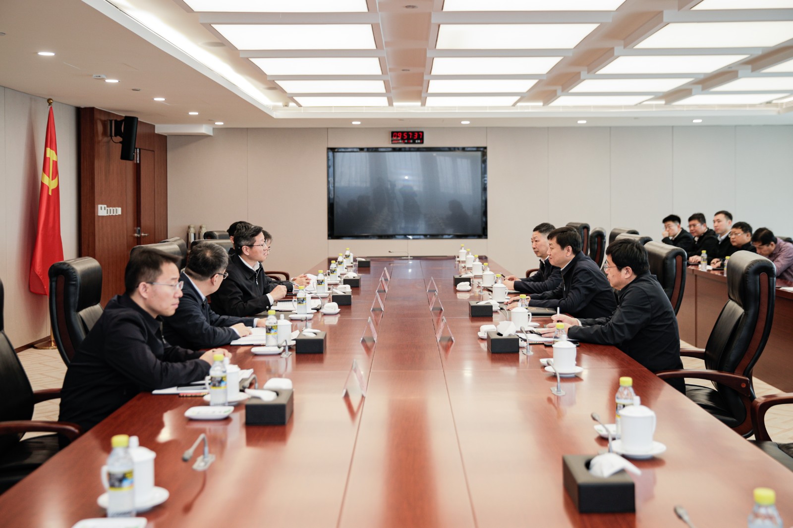 國(guó)家能源集團(tuán)總經(jīng)理、黨組副書記余兵會(huì)見衡水市委副書記、市長(zhǎng)董曉航