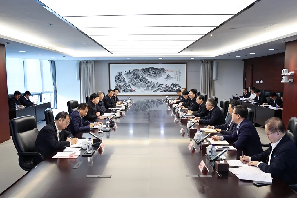 華電集團(tuán)董事長(zhǎng)江毅、總經(jīng)理葉向東與國(guó)家電網(wǎng)董事長(zhǎng)、黨組書(shū)記張智剛會(huì)談