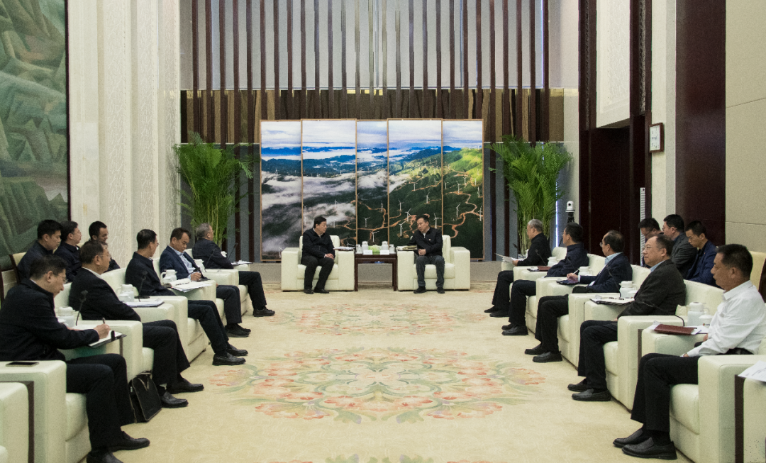 國(guó)家電投董事長(zhǎng)劉明勝、總經(jīng)理栗寶卿與國(guó)家電網(wǎng)公司董事長(zhǎng)、黨組書(shū)記張智剛會(huì)談