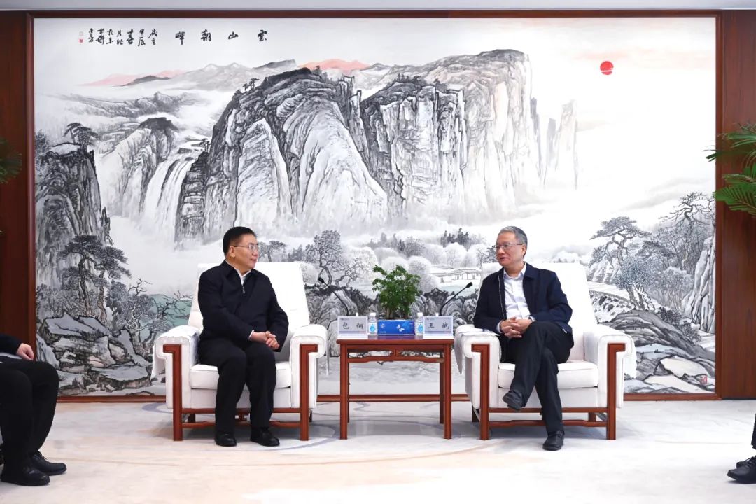 中國(guó)電建黨委副書記、總經(jīng)理王斌與內(nèi)蒙古自治區(qū)黨委常委、呼和浩特市委書記包鋼會(huì)談