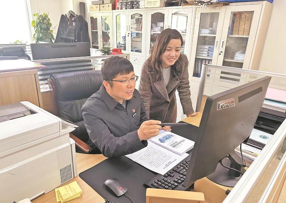 李洪偉：發(fā)揮專長(zhǎng)援藏，助力智庫(kù)建設(shè)